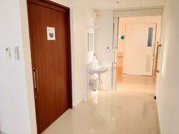 明るい通路と洗面台