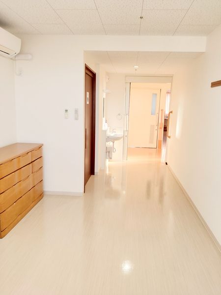 明るい通路と部屋の一部