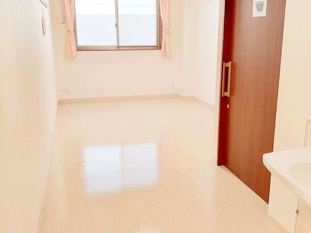 明るく広々とした居室 居室 開放的で整った居室でのお仕事です。掃除や整理整頓で居心地の良い環境を一緒に作りましょう。