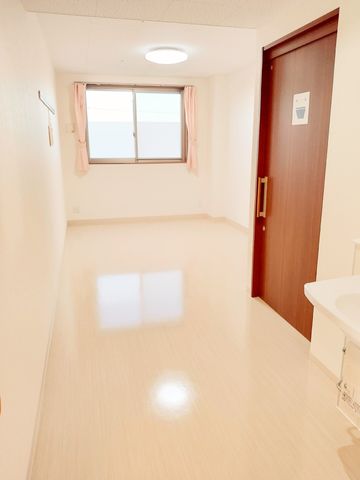 明るく広々とした居室 居室 開放的で整った居室でのお仕事です。掃除や整理整頓で居心地の良い環境を一緒に作りましょう。