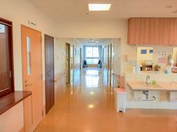 綺麗な廊下とナースステーション