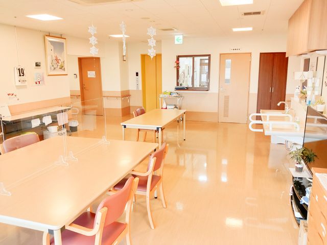 広々とした食堂 ダイニングルーム 開放的で明るい食堂で、ご入居者様の食事のサポートをしませんか。