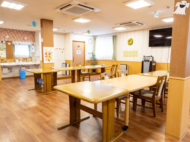 ゆったりした食堂 食堂 広々とした明るい食堂では、ゆったりとお食事をお楽しみいただけます。木の温もりあふれるテーブルが配置され、居心地の良さを感じられる空間です。