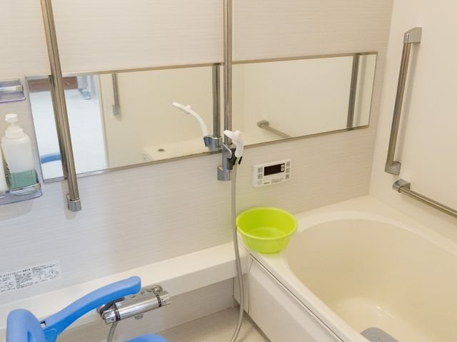 バリアフリー設計の浴室 浴室 手すりや座浴椅子が備わった、安全を考慮した清潔な浴室です。ゆったりとした入浴時間を提供します。