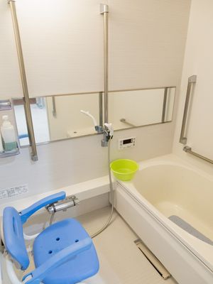 バリアフリー設計の浴室