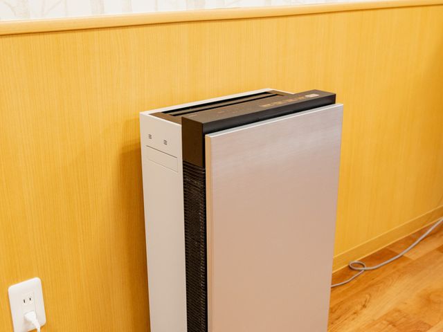 明るい居室のエアコン 内観 ゆったりとした空間で心地よい温度を保つエアコンが設置されており、一年中快適な環境です。