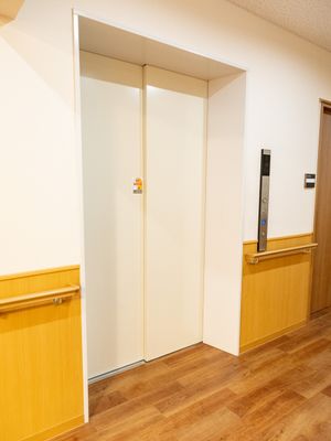 床材が木目調のエレベーター