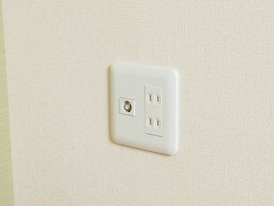 壁に取り付けられたコンセント