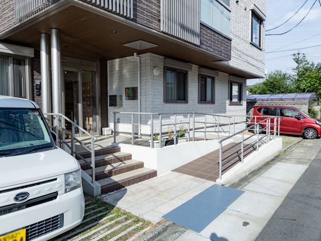 バリアフリーエントランス エントランス ゆったりとしたスロープが備わったエントランスです。車椅子の方も安心してお出入りいただけます。