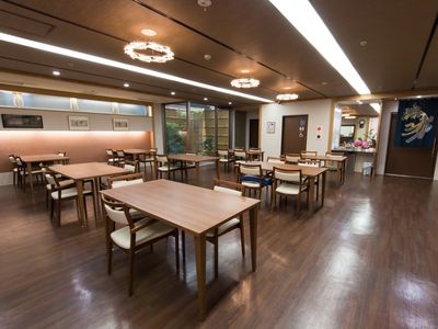 広々とした食堂の空間