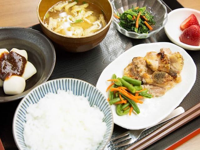 栄養満点の和食定食 食事 バランスの良い和食定食です。彩り豊かな料理は栄養面にも気を配られ、食欲をそそります。