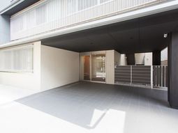 明るいエントランスの様子