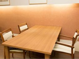 木製テーブルと椅子のセット
