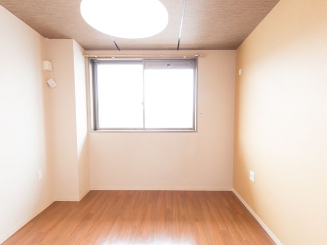 清潔感ある空いている居室 居室 清潔で落ち着いた雰囲気の居室が待っています。快適な環境でお仕事ができる職場です。