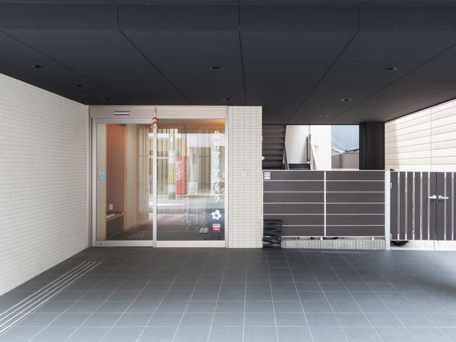 迎えるエントランススタッフ エントランス 開放感ある広々としたエントランスで、訪れる方をあたたかく迎え入れるお仕事をしませんか。