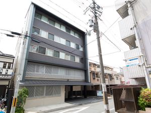 スタッフ募集中の建物外観