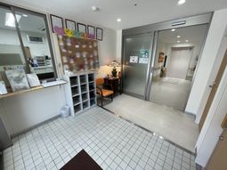 受付と廊下のクリアな風景