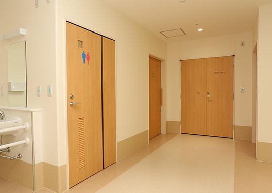 清潔な洗面台とトイレ