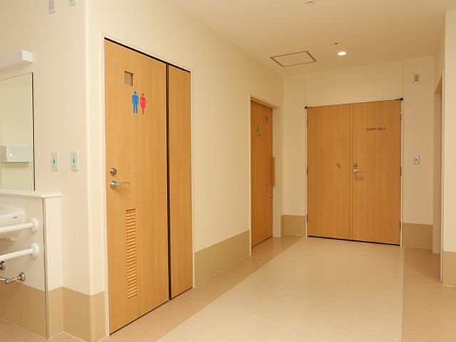 清潔な洗面台とトイレ トイレ3 ゆとりある空間のトイレは、清潔感があり安心してご利用いただけます。バリアフリー設計になっているため、すべての方が快適にお使いいただけます。