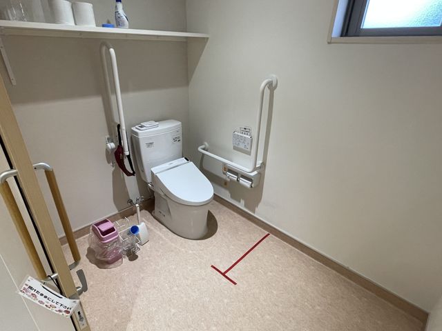 バリアフリートイレ設備 トイレ 手すり付きの広々とした快適なトイレで、どなたでも安全にご利用いただける設計になっています。