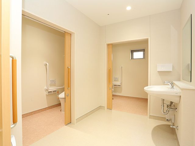 バリアフリーのトイレ空間 トイレ1 手すり付きで安全を配慮した清潔感のあるトイレです。広々として使いやすい造りになっております。