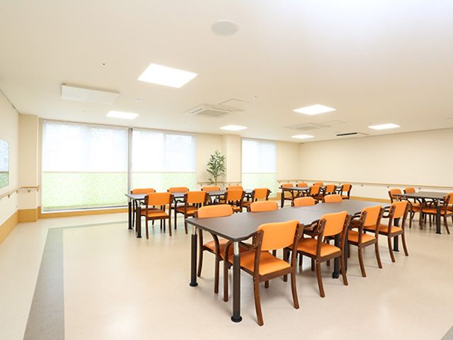 広々とした快適食堂 食堂 明るく開放感のある食堂です。清潔感溢れるテーブル席で、ゆったりと食事の時間を楽しめます。