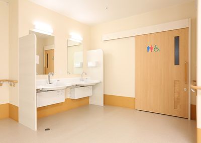 明るい洗面室とトイレの扉