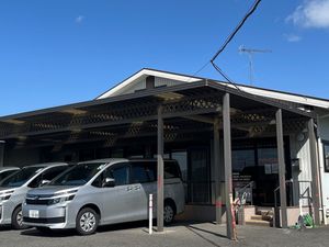 車が並ぶ建物の外観