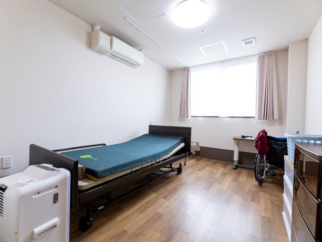 ケア用居室の設備 居室 整った居室でのお仕事を。専用ベッドや、車いす対応の広々としたスペースで支援の質を高めます。