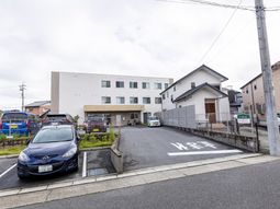 建物外観と駐車場