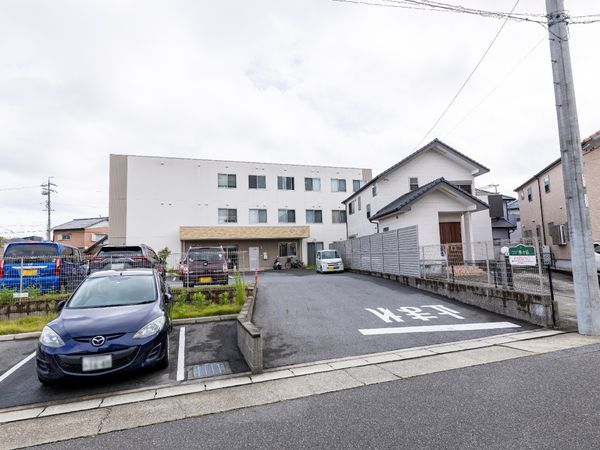 建物外観と駐車場