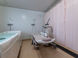 バリアフリー設計の浴室