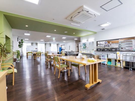 清潔で広い食堂キッチン