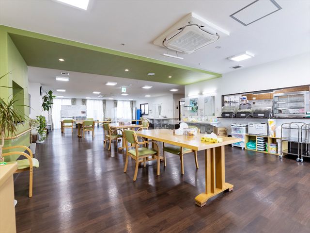清潔で広い食堂キッチン 食堂 キッチン完備の食堂で、栄養バランスを考えたお食事の提供に携わるやりがいを感じませんか。