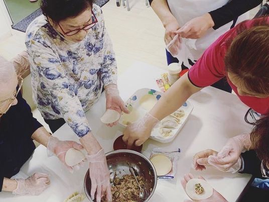 手作り料理を支援するスタッフ
