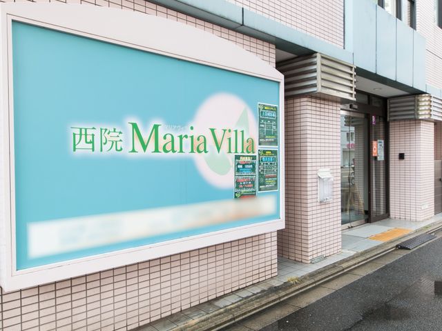 清潔感のある施設外観 玄関 落ち着いた色合いの外壁が印象的なエントランスです。きれいに整備されていて、安心感を与えるデザインになっています。