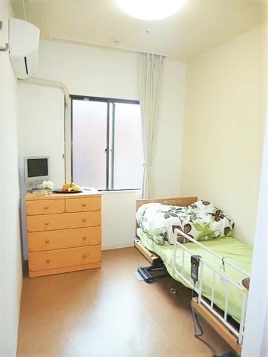 明るい個室の居室