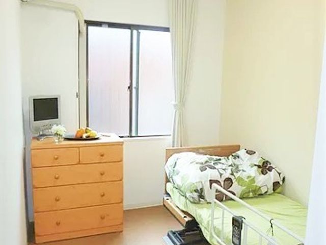 明るい個室の居室 居室 整えられた居室は、日差しが差し込む窓と落ち着いた色合いの家具で快適な空間を提供しています。プライベートを大切にしつつ、ゆったりと過ごせる設計となっております。