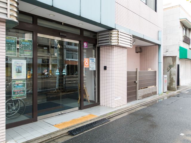 清潔感のあるエントランス 玄関 バリアフリー設計のエントランスは入り易く、心地よい出迎えをしてくれることでしょう。フレンドリーな職場環境を重視する方にも適しています。
