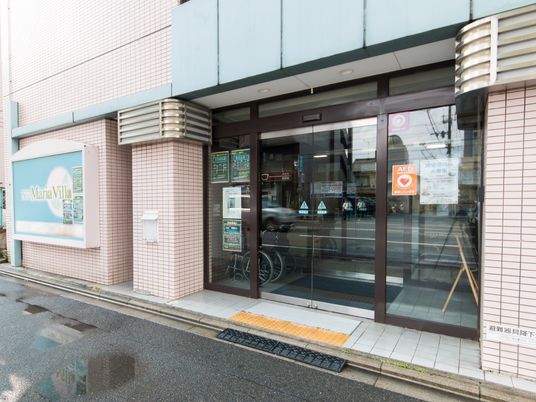 エントランスの外観と案内板