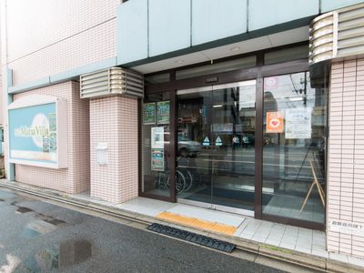 エントランスの外観と案内板
