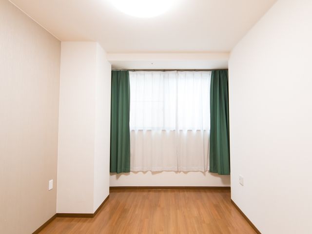 シンプルな空間の居室 居室 落ち着いた色合いの居室です。個人の趣味や必要に合わせて、家具や装飾を自由に選ぶことができます。