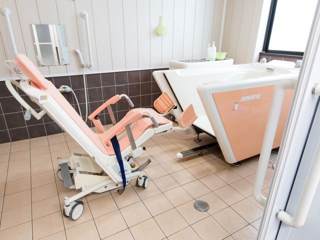 バリアフリー設計の浴室 浴室 快適さに配慮した設備が整えられた浴室です。安全かつ円滑にご利用いただける工夫が見受けられます。