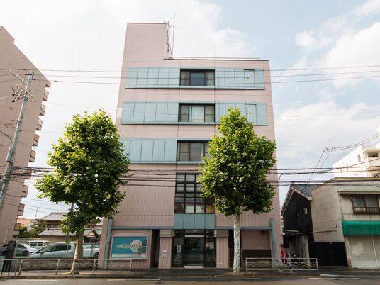 清潔感のある建物正面