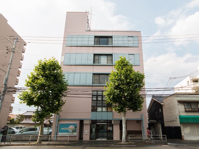清潔感のある建物正面 外観 清潔で明るい正面が迎える施設です。通りに面してアクセスしやすい立地になっています。