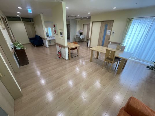 木目調の明るい空間