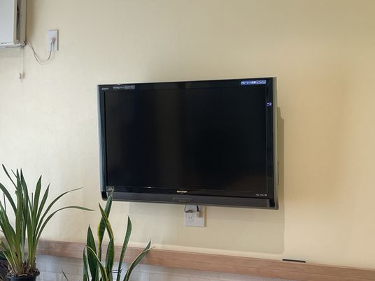 落ち着いた雰囲気の壁掛けテレビ