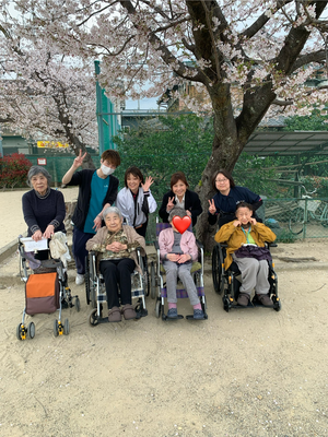 外の様子を楽しむ人々