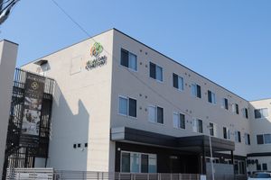 三階建ての建物外観