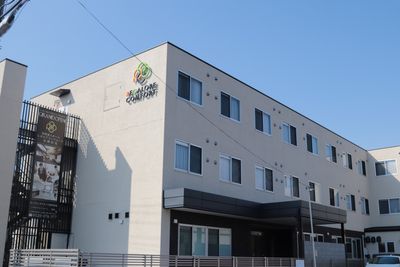三階建ての建物外観